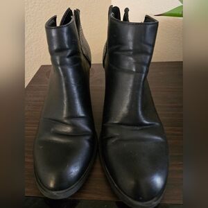 ✨ Vera Wang Black Ankle Boots – Chic & Effortless Size 7